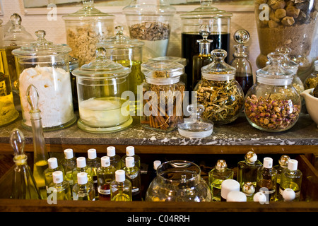 Essenzen für Artisan Seifen zum Verkauf an Martin de Candre Spezialist Savon shop Mestre in Fontevraud L'Abbaye, Loiretal, Frankreich Stockfoto