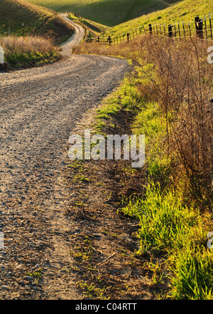 Eine Landstraße windet sich in die Ferne Stockfoto