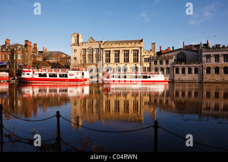 Überflutete Szenerie, Vergnügungsboote, die auf dem Fluss Ouse ankern, platzte Ufer. York, Yorkshire, England, Großbritannien Stockfoto