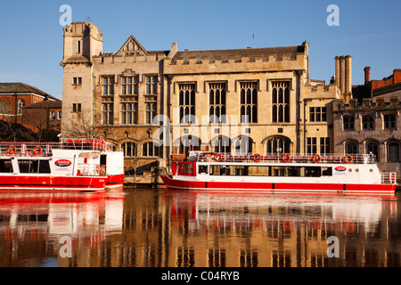 Überflutete Szenerie, Touristenattraktionen Sightseeing Boote, die auf dem Fluss Ouse liegen, platzte Ufer. York, Yorkshire, England, Großbritannien Stockfoto