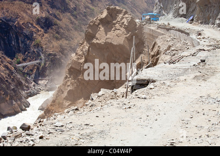 Umbau auf der Straße in Tiger Leaping Gorge, Yunnan, China Stockfoto