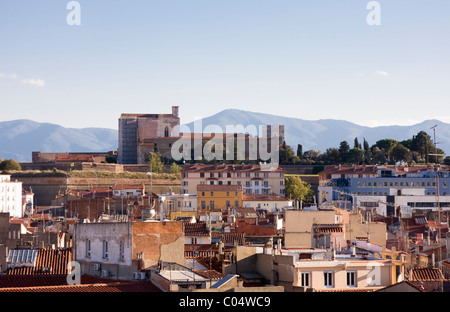 Blick nach Süden vom Le Castillet (Porte Notre Dame) zeigt das Palais des Rois de Mallorca, Perpignan, Frankreich, Herbst 2010 Stockfoto