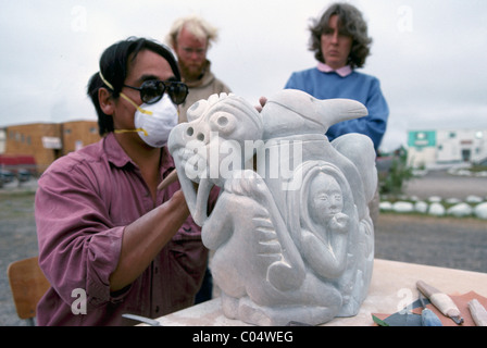 Inuvik, NWT, Nordwest-Territorien, arktischen Kanada - Eskimo Inuit Bildhauer schnitzen Speckstein Skulptur Stockfoto