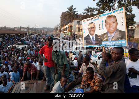 Unterstützer von Uganda Präsidentschaftskandidat Dr. Kizza Besigye füllen die Straßen von Kampala, wie er vor der Abstimmung am Freitag Kampagnen Stockfoto