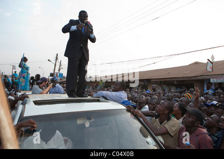 Uganda-Präsidentschafts-Kandidat Dr. Kizza Besigye befasst sich mit Fans in den Straßen von Kampala vor der Abstimmung am Freitag. Stockfoto