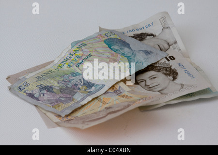 Eine Auswahl der britischen Banknoten auf weiß Stockfoto
