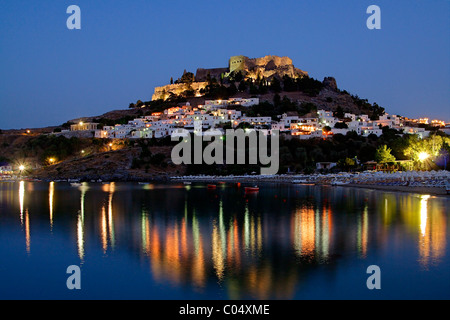 Am schönen Lindos Dorf mit seiner Burg (Akropolis) in der "blauen" Stunde. Rhodos, Dodekanes, Griechenland Stockfoto