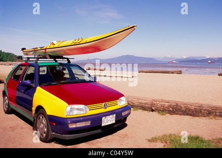 Gelben Kajak auf bunten Volkswagen Dach montiert, VW Auto geparkt am Strand, spanische Banken, Vancouver, Britisch-Kolumbien, Kanada Stockfoto