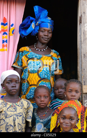 Familie stand in der Tür ihrer Schlamm erbaute Haus in der Dogon-Dorf Yendouma. Mali. Stockfoto