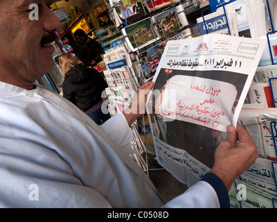 Arabische Mann liest 12. Februar 2011 ägyptische Schlagzeile in Al-Ahram feiert Sieg für Demonstranten in Ägypten, Arabische Frühling London UK.  KATHY DEWITT Stockfoto