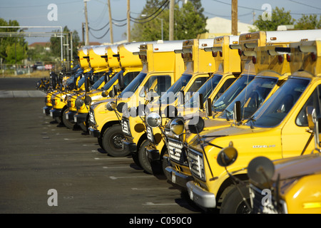 Ein Lagerplatz für Schulbusse bei Nichtgebrauch Stockfoto
