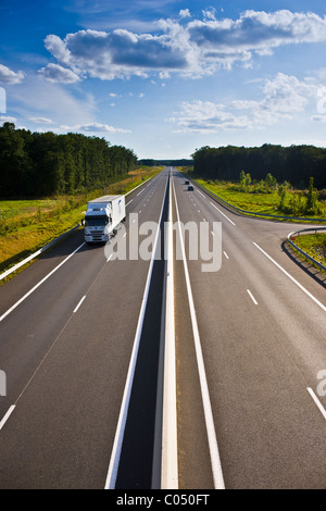 Neue französische Autobahn in der Nähe von Azay le Rideau im Loire-Tal, Frankreich Stockfoto