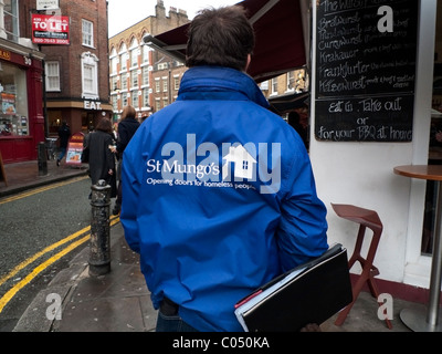 Ein St Mungo-Logo auf der Rückseite einer blauen Jacke eines Chuggers, der für Obdachlose arbeitet Cowcross Street Clerkenwell London England Großbritannien KATHY DEWITT Stockfoto