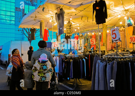 Paris, Frankreich, afrikanische Immigrantenfamilie Einkaufen für günstige Kleidung in Montreuil Flea Market auf der Straße, schnelle Mode, Pariser Vororte, schwarze Gemeinschaft Stockfoto