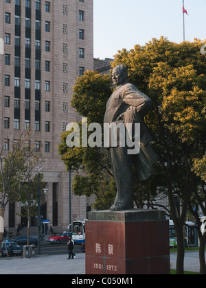 Statue des Vorsitzenden Mao Zedong im Abendlicht mit Blick auf den Bund von Shanghai. Stockfoto