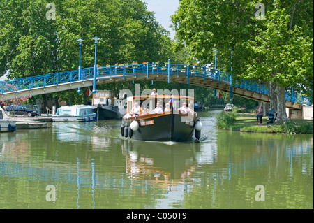 Sightseeing Boot im französischen Hafen von Homps auf dem Canal du Midi Frankreich Stockfoto