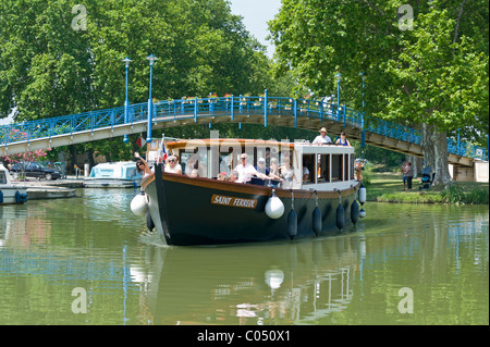 Sightseeing Boot im französischen Hafen von Homps auf dem Canal du Midi Frankreich Stockfoto