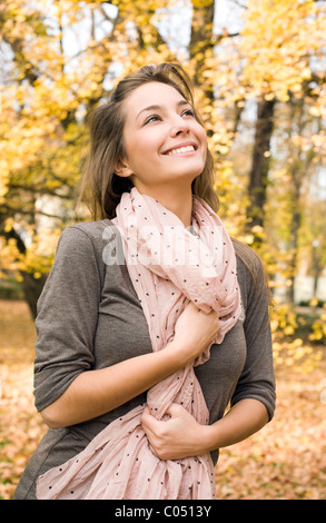 Wunderschöne junge Brünette im Park im Herbst. Stockfoto