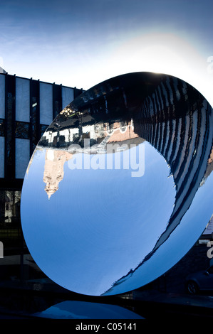 Anish Sky Mirror neben dem Nottingham Playhouse an einem sonnigen Wintertag mit einem klaren blauen Himmel. Stockfoto