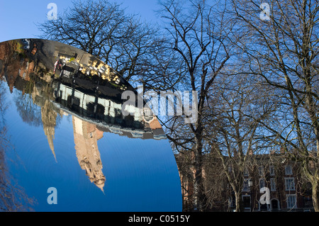 Anish Sky Mirror neben dem Nottingham Playhouse an einem sonnigen Wintertag mit einem klaren blauen Himmel. Stockfoto