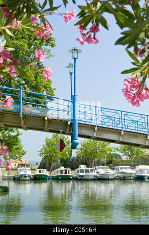 Eine Brücke im französischen Hafen von Homps auf dem Canal du Midi Frankreich Stockfoto