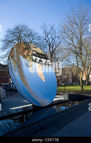 Anish Sky Mirror neben dem Nottingham Playhouse an einem sonnigen Wintertag mit einem klaren blauen Himmel. Stockfoto