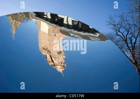 Anish Sky Mirror neben dem Nottingham Playhouse an einem sonnigen Wintertag mit einem klaren blauen Himmel. Stockfoto