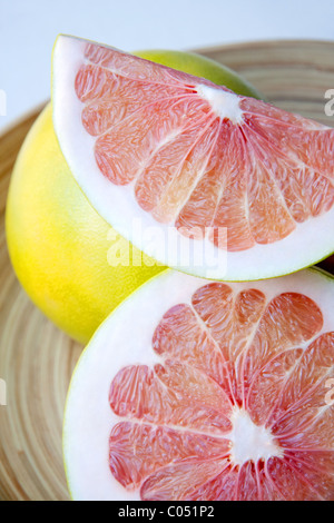 In Scheiben geschnittene Pomelo Frucht Stockfoto