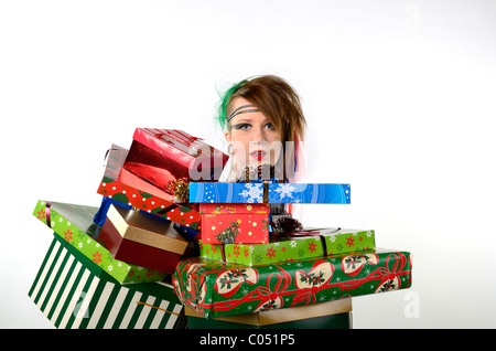 Junge Avant Garde woman holding einen Armful eingepackten Geschenke auf weißem Hintergrund Stockfoto