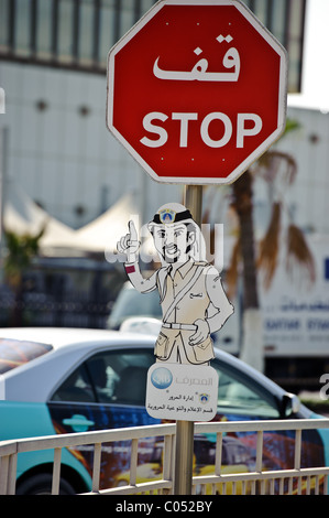 STOP-Schild auf Al-Corniche Street, Doha, Katar in Arabisch und Englisch-Skript Stockfoto