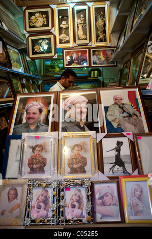 Ein Händler, der Bilder und Bilder im Basarviertel in der Altstadt von Erbil, in der autonomen Region Kurdistan im Nordirak verkauft. Stockfoto