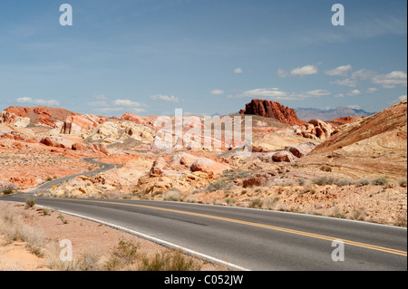 Die Straße zum Bereich weißen Kuppeln webt und schaukelt seinen Weg nach Norden von Rainbow Vista in Nevadas Valley of Fire State Park Stockfoto