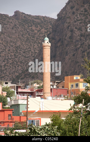 Ein Minarett in der alten Bergfestungsstadt Amedi (Amadiya), im Zagros-Gebirge, in der kurdischen Autonomen Region Nordirak. Stockfoto