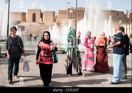 Eine Gruppe von kurdischen Menschen Geselligkeit in den wichtigsten öffentlichen Platz, unter den Mauern der Altstadt und Zitadelle, in der Stadt Erbil, Kurdistan, im Norden des Irak. Stockfoto