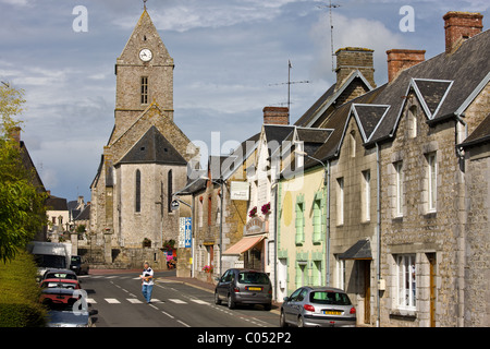 Kirche und Straßenszene in französischen Stadt Trelly in Normandie, Frankreich Stockfoto