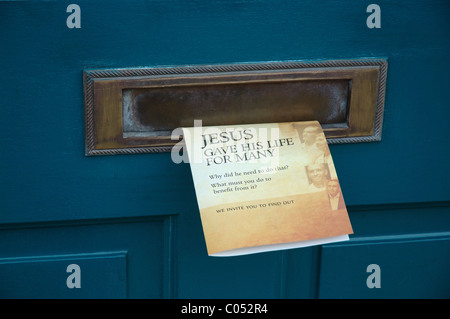 Jesus-Merkblatt durchgepeitscht Briefkasten Eingangstür, England, UK Stockfoto