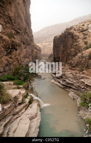 Ein Blick auf den Gali Ali Beg Canyon und den Choman River während eines Sandsturms im Zagros Gebirge, in der Kurdistan Region im Nordirak. Stockfoto