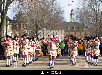 Pfeife und Trommel Marching Band spielt vor dem House Of Burgesses Kapital Gebäude im historischen Colonial Williamsburg, VA. Stockfoto