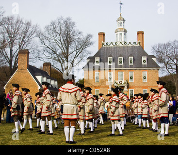 Pfeife und Trommel Marching Band vor Gouverneurspalast geschmückt mit Weihnachtsschmuck historische Colonial Williamsburg, VA. Stockfoto