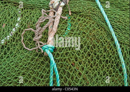 Hering seine Art Fischernetze stapeln sich außerhalb der Silver Bay Seafood-Aufbereitungsanlage in Sitka, Alaska. Stockfoto