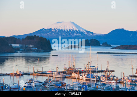 Sonnenaufgang in Sitka, Alaska, Thomsen-Hafen und dem berühmten Mount Edgecumbe Kruzof Insel. Stockfoto