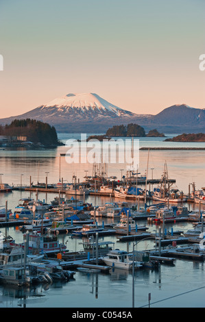 Sonnenaufgang in Sitka, Alaska, Thomsen-Hafen und dem berühmten Mount Edgecumbe Kruzof Insel. Stockfoto