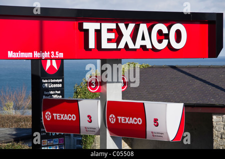 Texaco Tankstelle Zeichen über der Garage Vorplatz. Wales, Großbritannien, Großbritannien Stockfoto