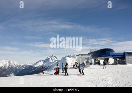 St. Anton am Arlberg, Tirol, Österreich. Skifahrer auf schneebedeckte Pisten an der Spitze der Sesselbahn im Skigebiet in den österreichischen Alpen Galzig. Stockfoto