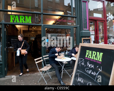 Personen außerhalb der neuen British Food shop "Farm" in Cowcross Straße Clerkenwell London England KATHY DEWITT Stockfoto