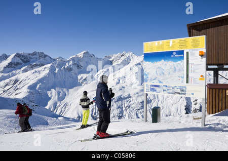 St. Anton am Arlberg, Tirol, Österreich. Skifahrer Ski Gebiet Pistenplan oben blau lesen laufen R11 auf Rendl Berg in Österreichische Alpen Stockfoto