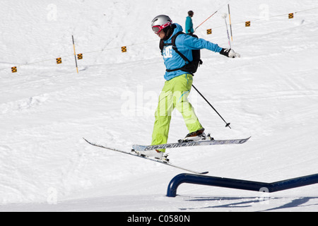 St. Anton am Arlberg, Tirol, Österreich. Skifahrer, die sich darin üben, Skispringen auf Sprünge in der Stanton Park Funpark im Skigebiet Rendl Stockfoto