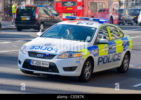 London, Westminster, Notdienst Polizeiauto Ford Mondeo mit Blaulicht Geschwindigkeiten vorbei an Big Ben oder St Stephens Turm Stockfoto