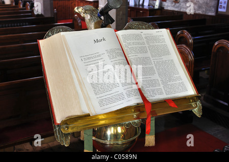 Aufgeschlagene Bibel am Rednerpult, Str. Marys Kirche, Cubbington, Warwickshire, UK Stockfoto