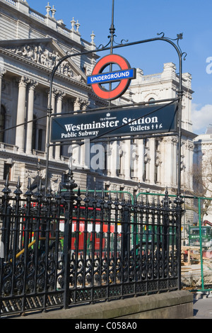 London, Westminster, Westminster U-Bahn, Metro oder u-Bahnstation Eingang in Whitehall mit roten Doppeldecker-Bus hinter Stockfoto